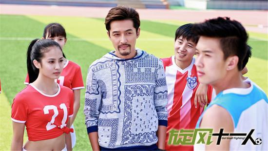 《旋风十一人》穆帅与队员交流