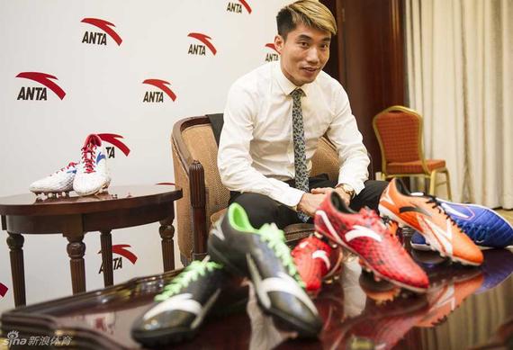 国足恒大双料队长郑智出席活动