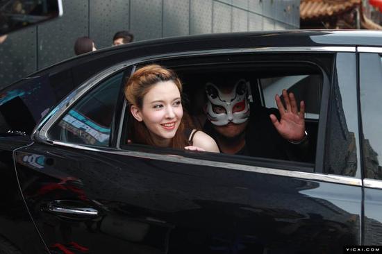 2015年5月7日，北京，日本AV女优泷泽萝拉与神秘男携手出席公开活动。据悉，该神秘男化名认真哥，是圈内出了名的隐形富豪，资产以亿万计，出手十分阔绰，更豪掷半亿买断泷泽萝拉15年，让其做自己的贴身助理，并助其在中国开展演艺事业，引发坊间热议。