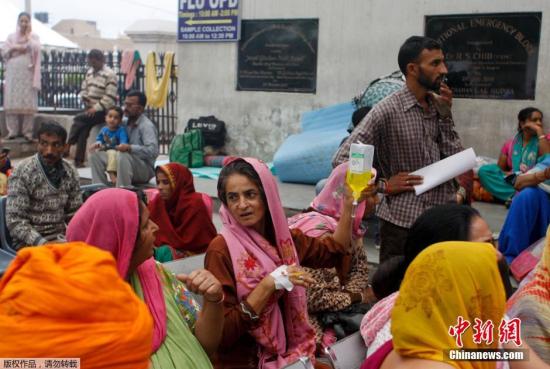 北京时间10月26日17时零9分，阿富汗发生7.8级地震，震源深度213公里。巴基斯坦及印度均有强烈震感。印度查谟地区一家医院的病人被疏散到街头。