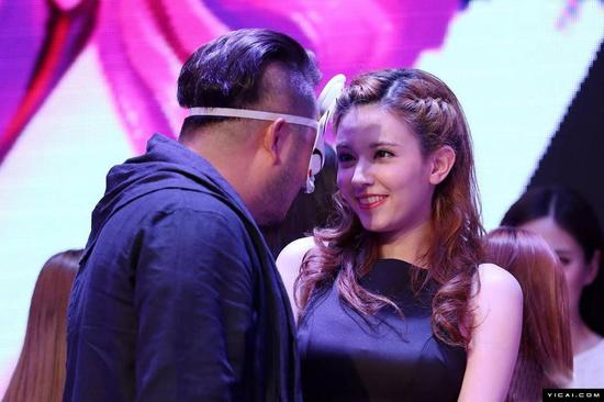 5月7日报道，日本AV女优泷泽萝拉在岛国发展得风生水起，近年来开始转向影视和游戏代言方面发展，在中国也积累了相当高的人气。日前，泷泽萝拉现身北京，与神秘男携手出席公开活动，两人全程举止亲密、私语不断，惹来全场瞩目。