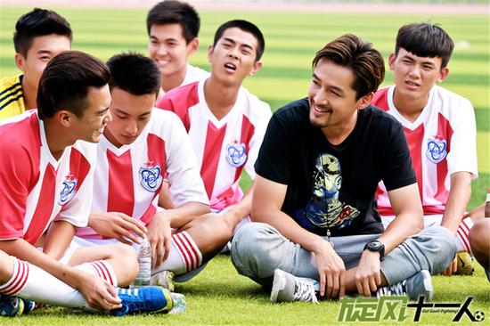 《旋风十一人》穆帅与队员谈心