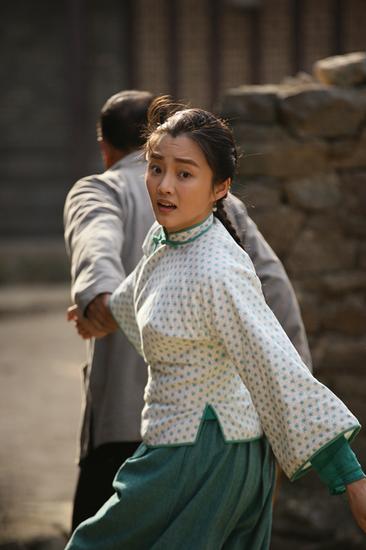 8张 刘芊含 新浪娱乐讯 传奇导演郭靖宇[微博]的又一传奇新作《大秧歌