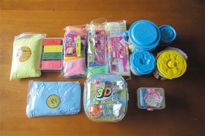 近日，实验人员将彩泥、黏土取样编号后，使用重金属检测仪器检测样品。本版摄影/新京报记者 彭子洋