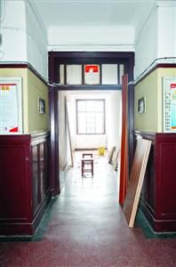 北苏州路410号河滨大楼6楼400号门牌，还未被封入套内的模样。若有一户居民将白墙全部敲掉，该处公共走道则会成为该户居民套内面积。/晨报记者　张佳琪　本版图片