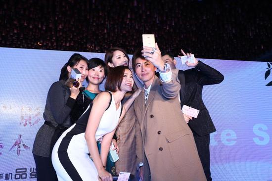 史上最美签到墙 百枚指纹开启mate s玫瑰金指间玫影