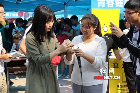 新成立的青春同伴社同学用香蕉演示如何使用避孕套，引同学围观讨论