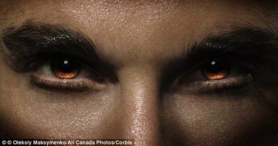 视频宣称，基因突变会令人双眼变红且拥有超能力。