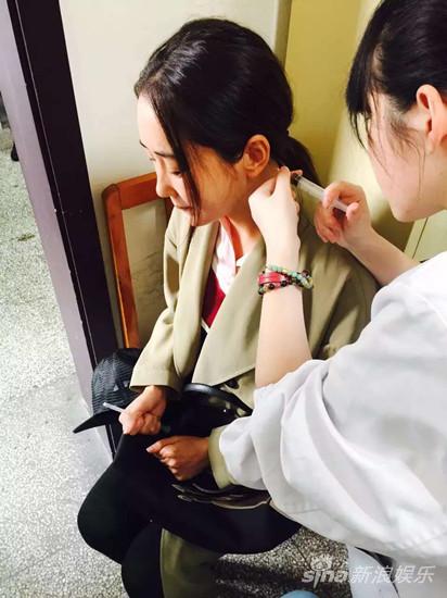 医生向杜若溪耳中打针