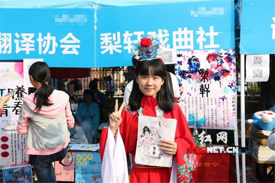 戏曲社的同学穿戴戏曲服饰展现社团特色