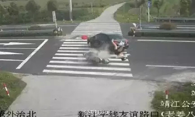 女子骑摩托玩手机撞对向来车
