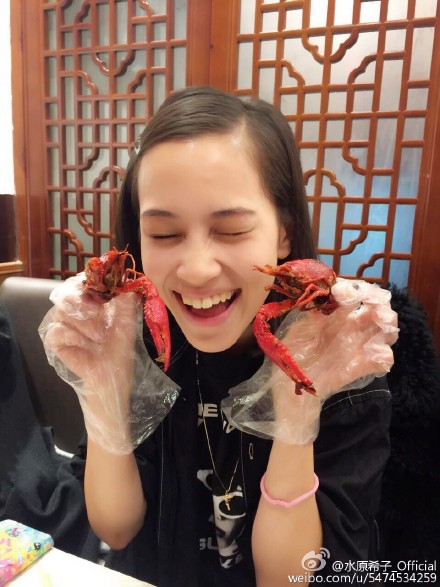 水原希子吃小龙虾