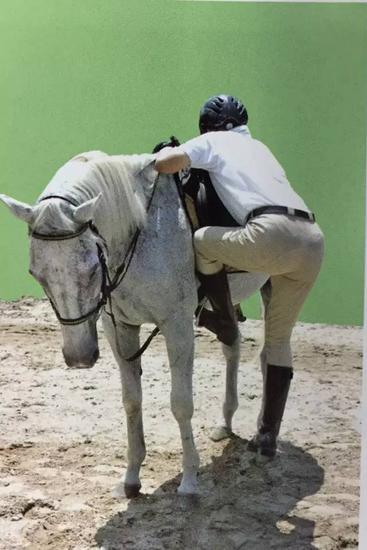 害怕落马?你得先学会上马 三种专业上马方式(图)