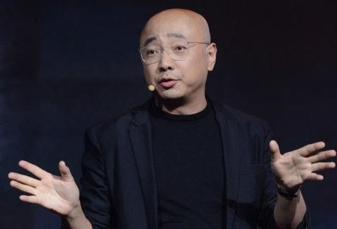 就在《港囧》上映前，徐峥把自己的票房占比卖给了香港上市公司21控股，获利1.5亿元。而这家公司将更名为欢喜传媒，徐峥和宁浩分别持股19%，为第二大股东。