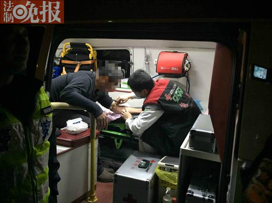 司机接受抽血验酒。