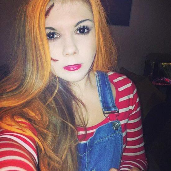 《鬼娃恰吉》经典的恐怖片造型,没有那么多阴森森条纹衫加背带裤就能