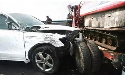 开车拍照致车祸