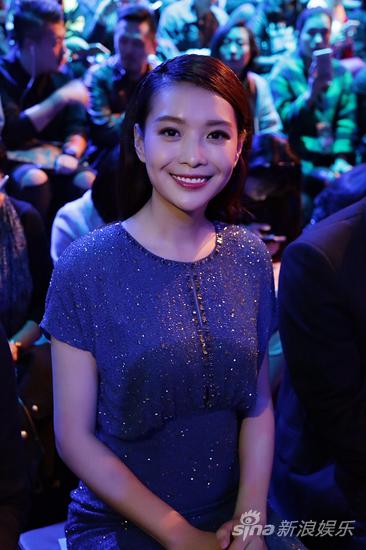 29 14:28:13 新浪娱乐 摘要:28日傍晚,栗坤出席某时装发布会成为