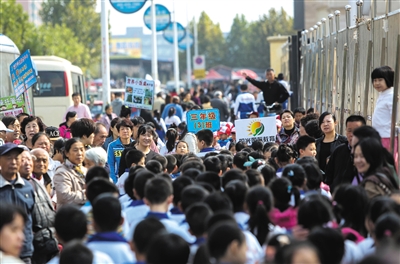10月19日，燕郊汇福实验学校放学，校门口站满托管机构工作人员。