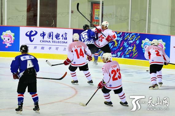 10月28日，十三冬男子冰球资格赛呼伦贝尔队球员与香港队球员在争球的过程中，发生激烈的身体对抗。