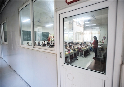 燕郊汇福实验学校，学生们在彩钢板搭起的简易房内上课。