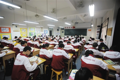 10月19日，燕郊汇福实验学校初中部，近80名学生正在上自习。