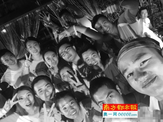 “跑男”明星们在微博上晒出与素人小伙伴的合影