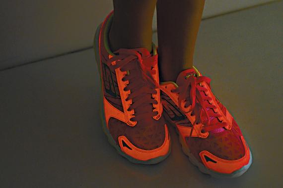 夜跑时应尽量选择醒目的服装、鞋