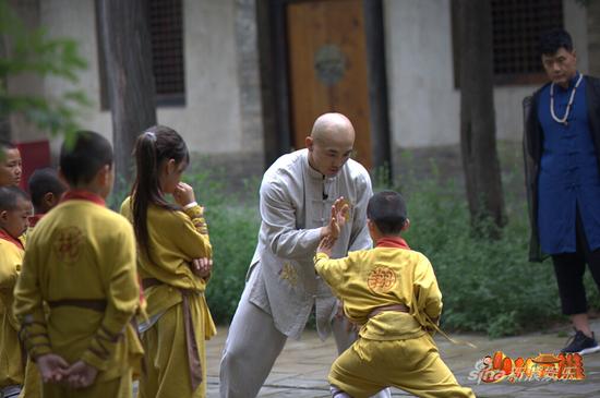 《少林英雄》一龙重回少林寺遭小和尚群殴