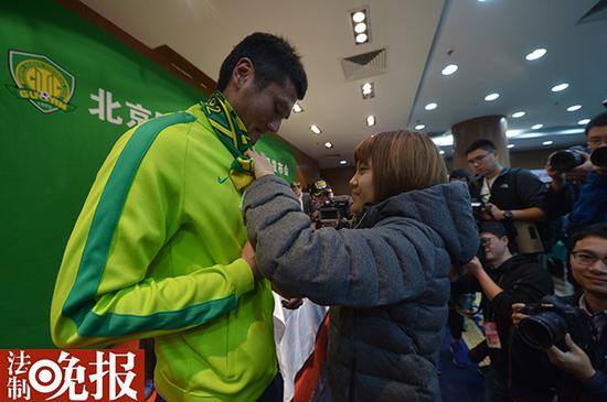 北京国安邵佳一正式宣布退役发布会哽咽落泪