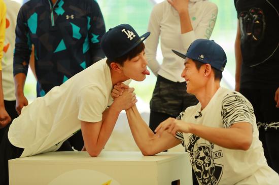 张哲瀚回归遭范世琦"舌吻"