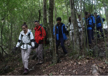 吴倩和队友穿越丛林