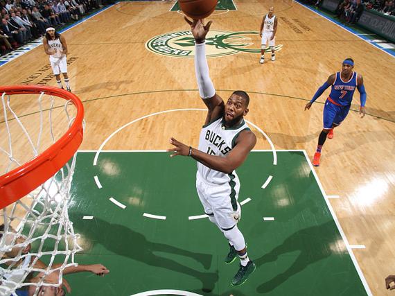 年轻的雄鹿在主场揭幕战遭遇惨败