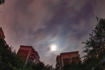 市民拍夜空竟拍出一道神秘白光直奔月亮去