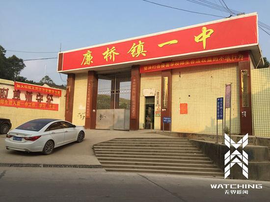 廉桥镇一中校门口。刘成、赵民在案发前，曾在这所中学就读初中。案发后，学校加强了安保措施，加强了对人员出入的控制。校门口也挂上了两幅宣传语：加大校园及周边治安整治力度、坚决打击侵害学校师生合法权益的不法行为。郭小为摄