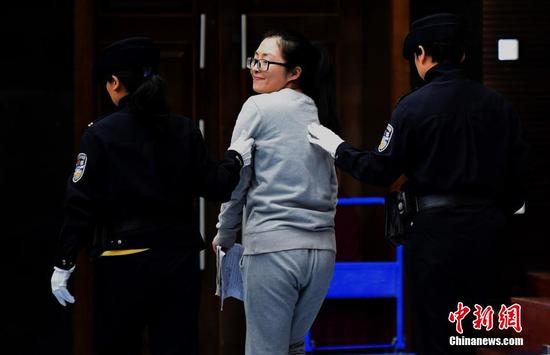 80后女孩涉嫌诈骗41亿含笑受审图