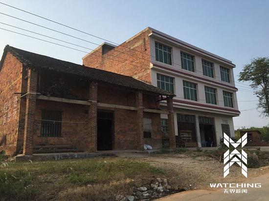 三少年中刘姓少年的家，位于廉桥镇长龙村，建于上世纪八十年代，红砖黑瓦，家居简陋，与邻居的家形成了鲜明的对比。案发后刘家天天大门紧闭，谢绝了来访者。