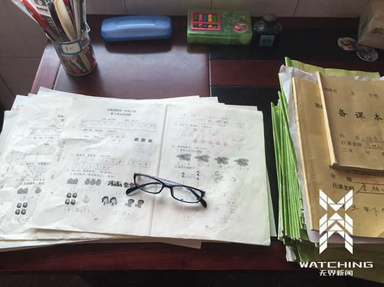 李桂云老师生前两天修改的学生试卷。就在事发前两天，李桂云所教的小学一年级进行了单元考试，44份考卷中，李桂云修改了其中4份。