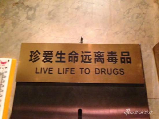 说实话一打眼看成了LOVE LIVE……