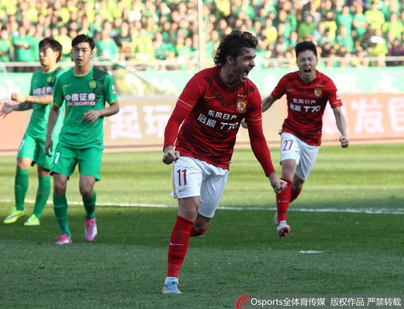 高拉特庆祝进球