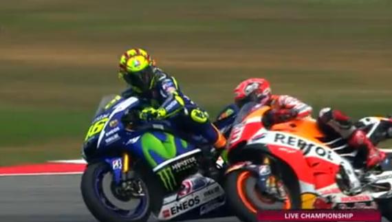 罗西在MotoGP比赛中出脚踢倒对手