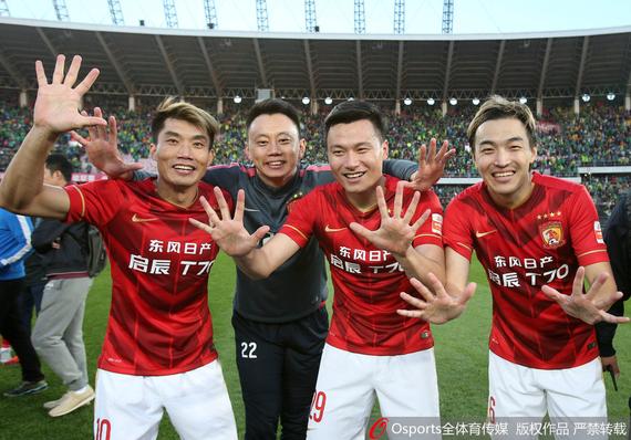 夺冠奖到手，恒大球员笑开花