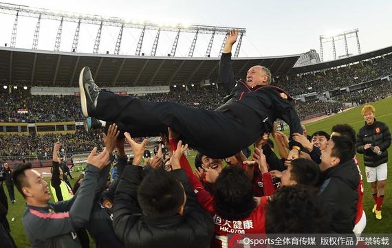 恒大欢庆五连冠