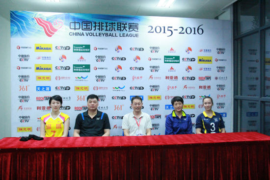 云南女排主教练何琦、队长刘梦雅出席发布会 资料图