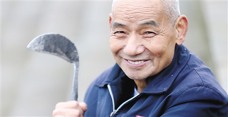 81岁的"割草老头"牟祚荣