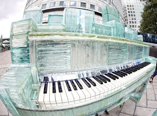 伦敦艺术家打造纯玻璃钢琴晶莹剔透
