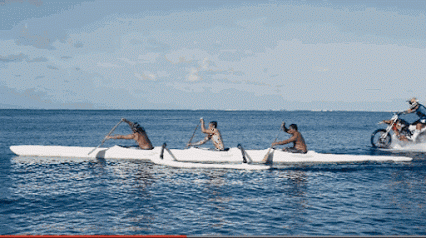 划皮艇时偶遇青稚