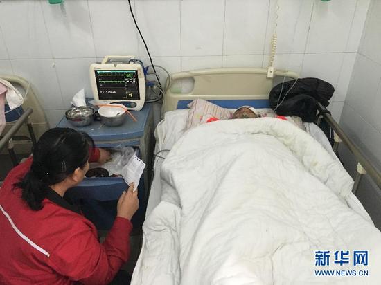 新华社照片，舞阳（河南），2015年11月1日 河南舞阳县民房改造施工坍塌事故伤者已得到妥善救治 11月1日，一名伤者家属在舞阳县人民医院照看伤者