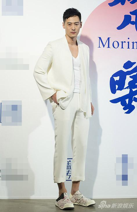 亓航亮相中国国际时装周 白色西装简约范
