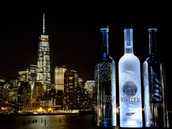 同样合作过多次的雪树(belvedere)伏特加也推出了纪念酒款